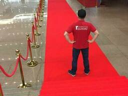 Аренда красной дорожки с ограждением