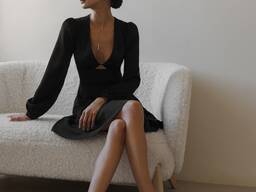 Атласное платье с открытым лифом и широким поясом