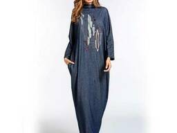 Длинное свободное платье цвета синего копена с узорами