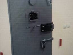 Двери камерные с форточкой. В комплекте идут замки форточный и камерные