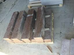 Гранитные столбы ограждения