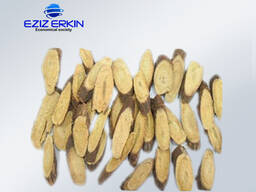 Корни и корневища солодки, резанные мелкими кусочками.