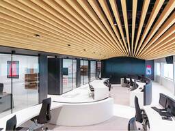 Кубообразный реечный потолок под дерево