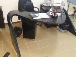 Стол необычной геометрической формы из искусственного камня