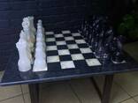 Мраморный шахматный стол с фигуркой из натуральных Камней Оникс - фото 2