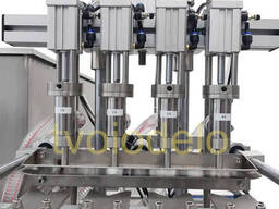 Настольная поршневая машина розлива