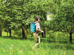 Обработка сада от вредителей тли плодожорки и долгоносика.