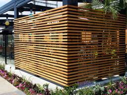 Ограждения из дерева для летних кафе