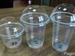 Пластиковые стаканы с купольной крышкой.