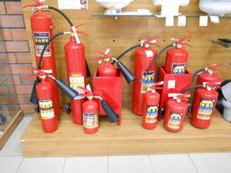 Порошковые огнетушители в ассортименте.