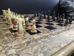 Шахматные фигурки из камней оникс
