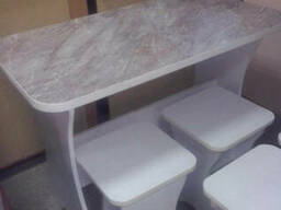 Стол обеденный и табуретки