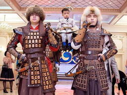 Сүндет той — Баланы таққа көтеріп шығару