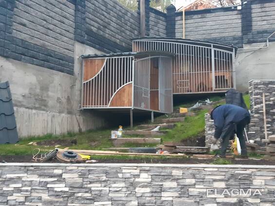 Вольер металлический разборный с утепленной будкой.