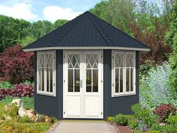 Закрытая беседка из дерева