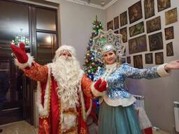 Дед Мороз и Снегурочка детям.