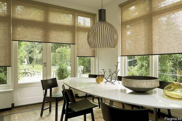 Рулонные шторы в интерьере кухни: какие виды и цвета подойдут лучше всего?